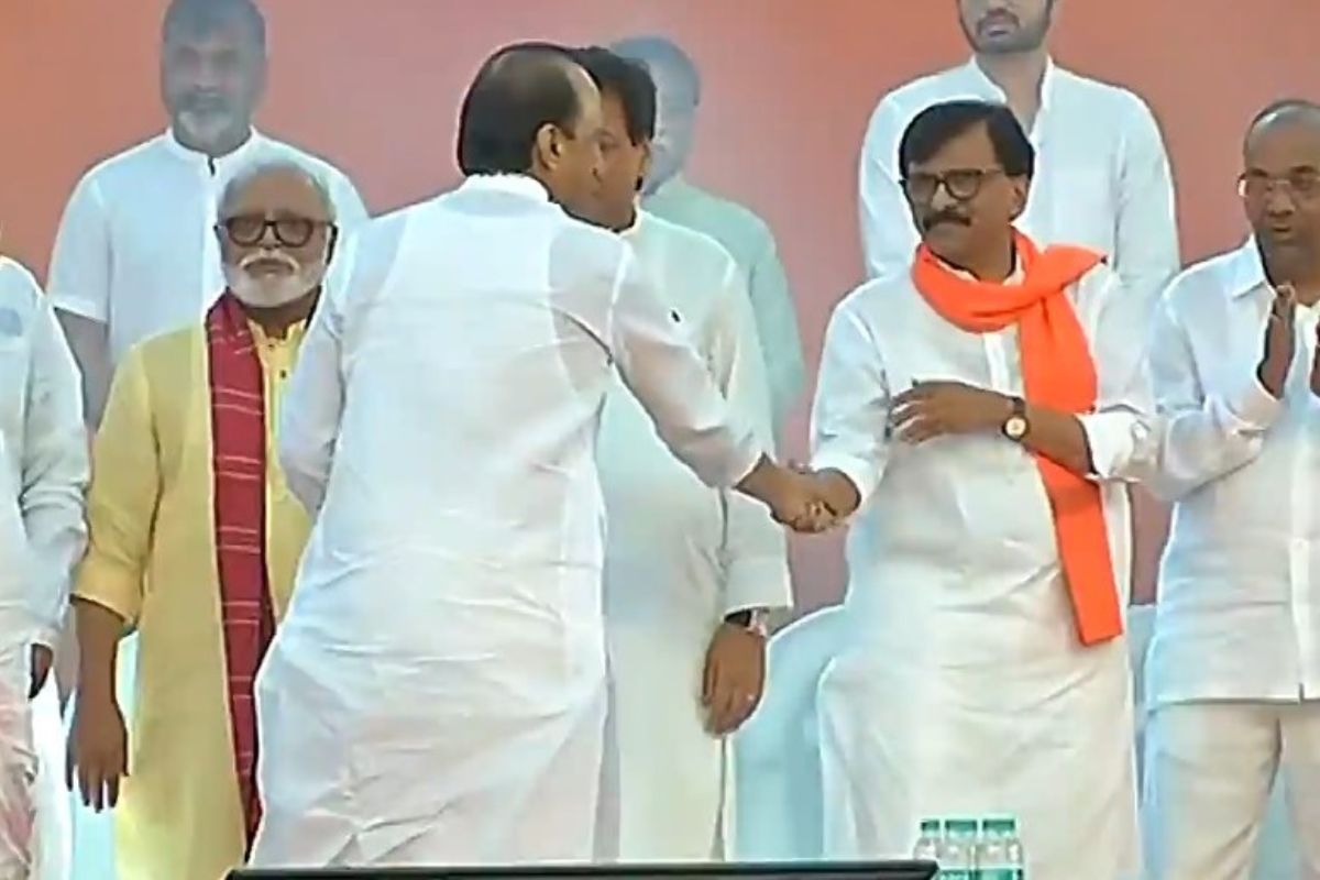 अजित पवार-संजय राऊत आमने-सामने