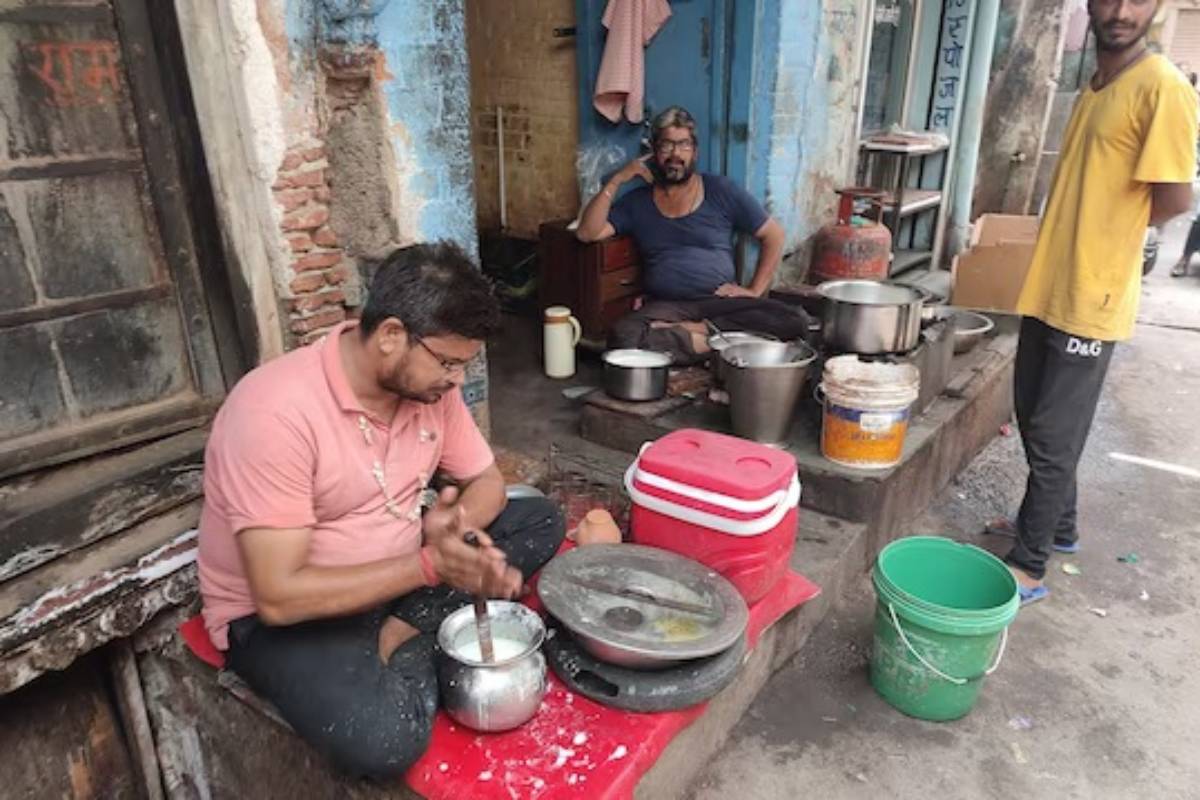 20 हजाराची नोकरी सोडून सुरु केला लस्सीचा व्यवसाय, आता कमावतोय लाखो रुपये