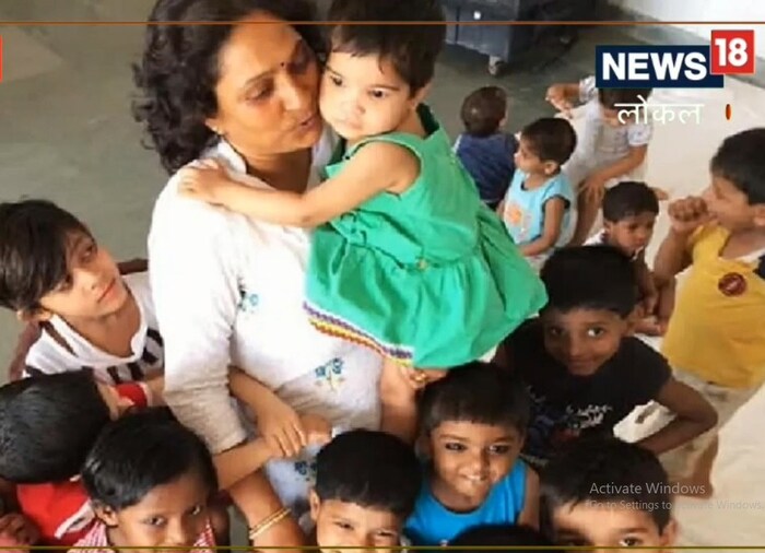 आई या शब्दासमोर सगळं काही थांबलं जात. प्रत्येक व्यक्तीच्या आयुष्यात आईची भूमिका महत्त्वाची असते. दरम्यान राजस्थानमधील भरतपूरमध्ये एक अशी आई आहे जिला स्वतःचे एकही मूल नाही, तरीही ती 169 मुलांची आई बनली आहे. ही आई म्हणजे अपना घर आश्रमाच्या संचालिका डॉ. माधुरी भारद्वाज आहेत. माधुरी या निराधार मुलांना आश्रमात स्वतःच्या मुलांसारखी काळजी घेतात यामुळे त्यांचे सगळीकडे कौतुक होत आहे.