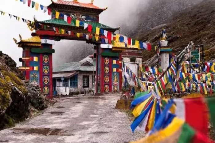 अरुणाचल प्रदेश : या राज्याची सीमा म्यानमार, भूतान आणि चीनला लागून आहे. त्यामुळे या राज्याची गणना संवेदनशील झोनमध्ये केली जाते. येथे येण्यासाठी प्रत्येक बिगर लोकलने इनर लाईन परमिट घेणे आवश्यक आहे. तुम्ही या राज्याला भेट देण्याचा विचार करत असाल तर आधी तुम्हाला निवासी आयुक्त आणि सरकारची परवानगी घ्यावी लागेल. परवानगीसाठी तुम्हाला नवी दिल्ली, कोलकाता, गुवाहाटी आणि शिलाँग येथील कार्यालयात जावे लागेल. इनर लाईन परमिटची फी 100 रुपये आहे आणि ती 30 दिवसांसाठी वैध आहे.