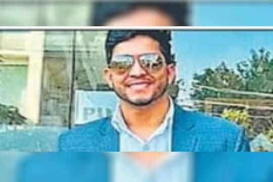 वडील सोडून गेले, आई लोकांचे कपडे शिवून घर चालवते, लेक आज झाला असिस्टेंट ऑडिट अधिकारी!