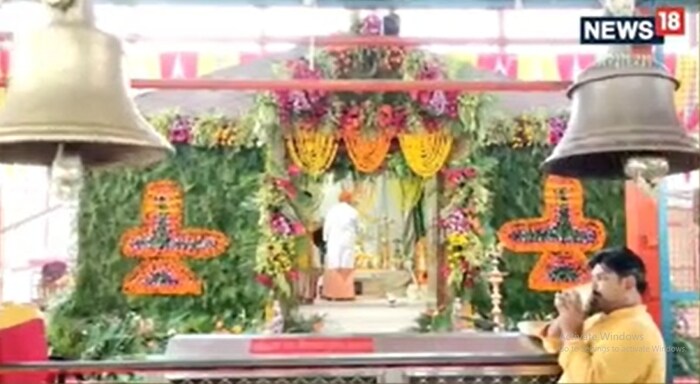 अयोध्येत रामाचे भव्य मंदिर बांधले जात आहे. यातून करोडो रामभक्तांचे स्वप्न साकार होत आहे. देशभरातून रामभक्त आपल्या आराध्य दैवताची पूजा करण्यासाठी अयोध्येत पोहोचत आहेत. आतापर्यंत रामलला त्यांच्या तात्पुरत्या मंदिरात विराजमान आहेत, परंतु रामभक्तांचा उत्साह, जल्लोष आणि भक्ती एवढी आहे की मंदिराचे बांधकाम पूर्ण होऊन रामलला गाभाऱ्यात विराजमान होण्याआधीच ठेवलेल्या दानपेटीत करोडो रुपये अर्पण केले जात आहेत