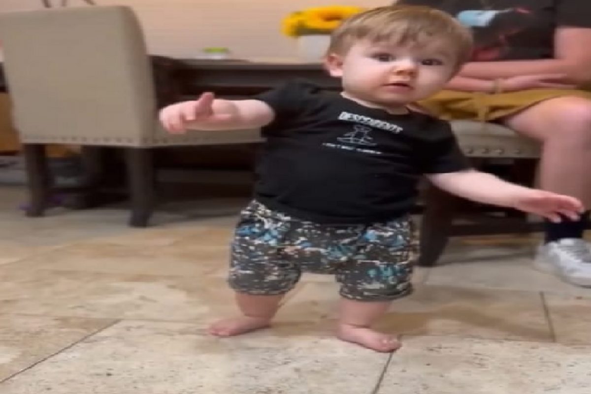 बाळाचं पहिलं पाऊल चर्चेत.