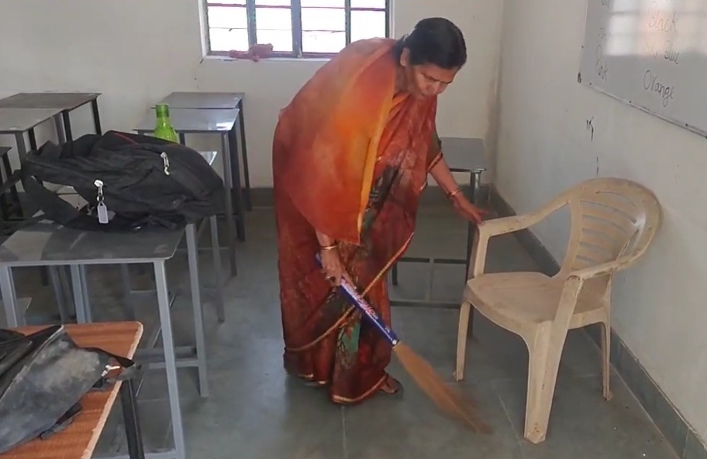 ज्या शाळेत झाडू मारून आयुष्य घालवलं त्या महिलेने शाळेला दिली मोठी देणगी