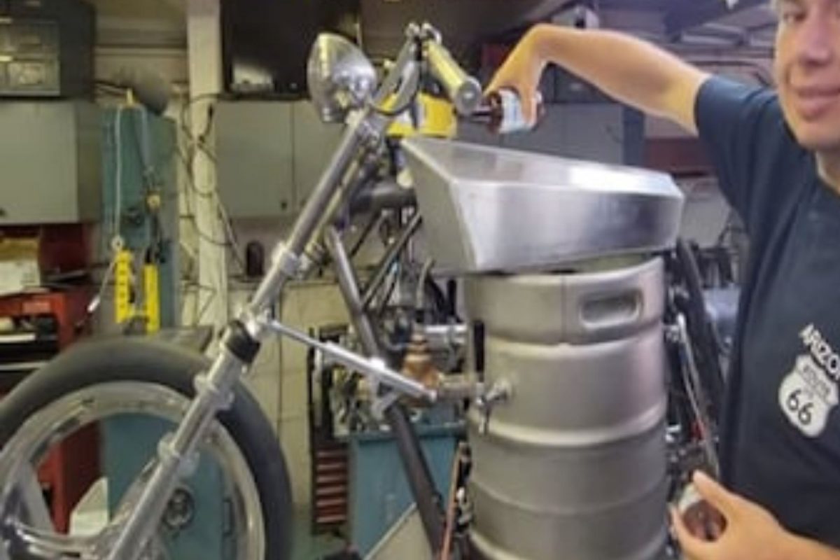 काय सांगता राव! चक्क बिअर पिते ही बाईक; टल्ली होताच असं काही करते की VIDEO पाहून थक्क व्हाल