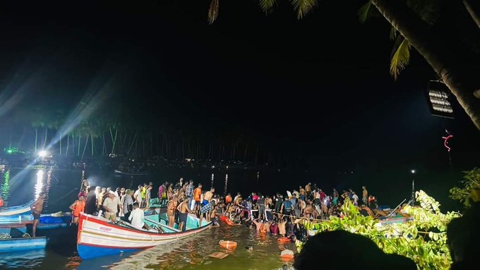 बोट उलटून दुर्घटना २१ पर्यटकांचा मृत्यू