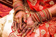 लग्नाच्या पहिल्याच रात्री मिठाई आणायला गेला पती; नवरीने रात्रभर वाट पाहिली पण...