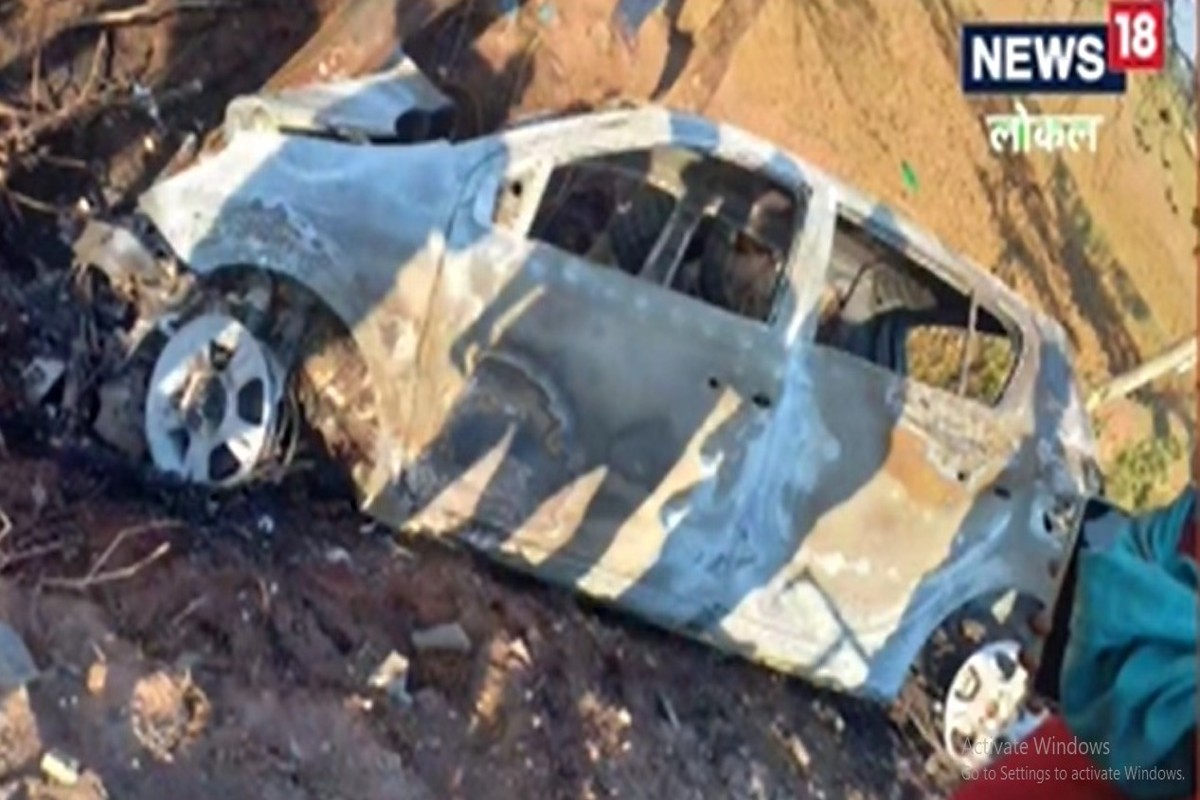 भरधाव कार विजेच्या खांबाला धडकली अन् अडकलेल्या 4 जणांसोबत घडलं भयानक