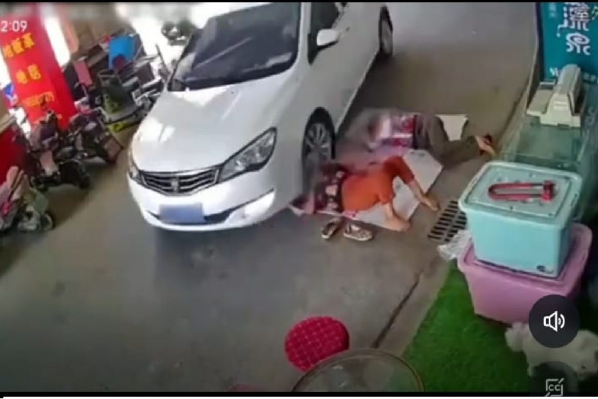 कारने चिरडल्यानंतर चमत्कार