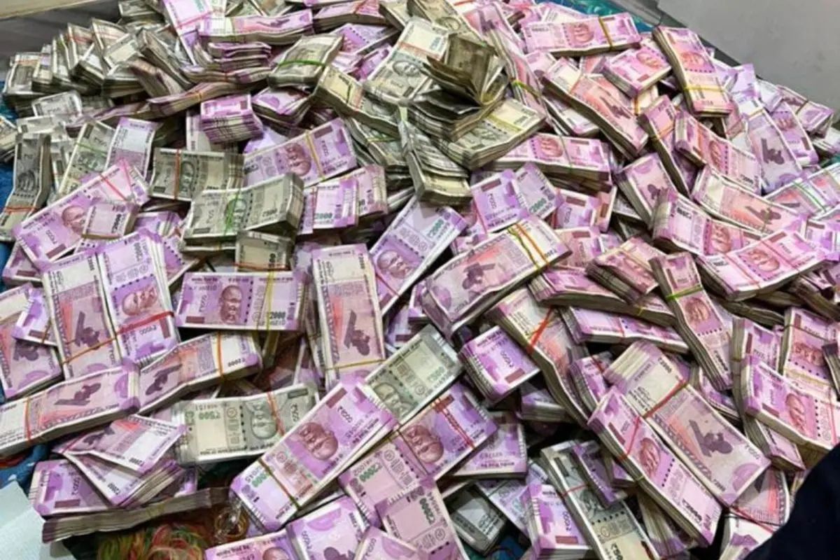 कॅश घेऊन जाणारा ट्रक रस्त्यातच बंद पडला