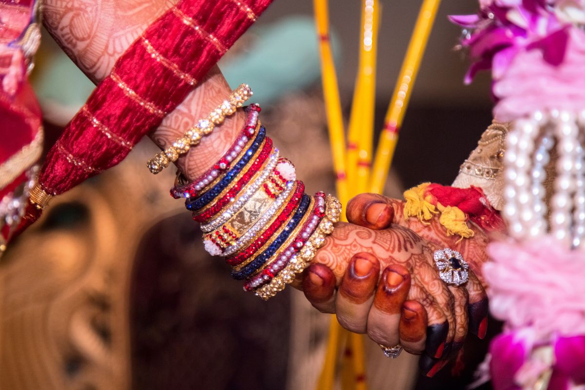 महिलेनं दुसऱ्या पतीलाच बांधली राखी (प्रतिकात्मक फोटो)