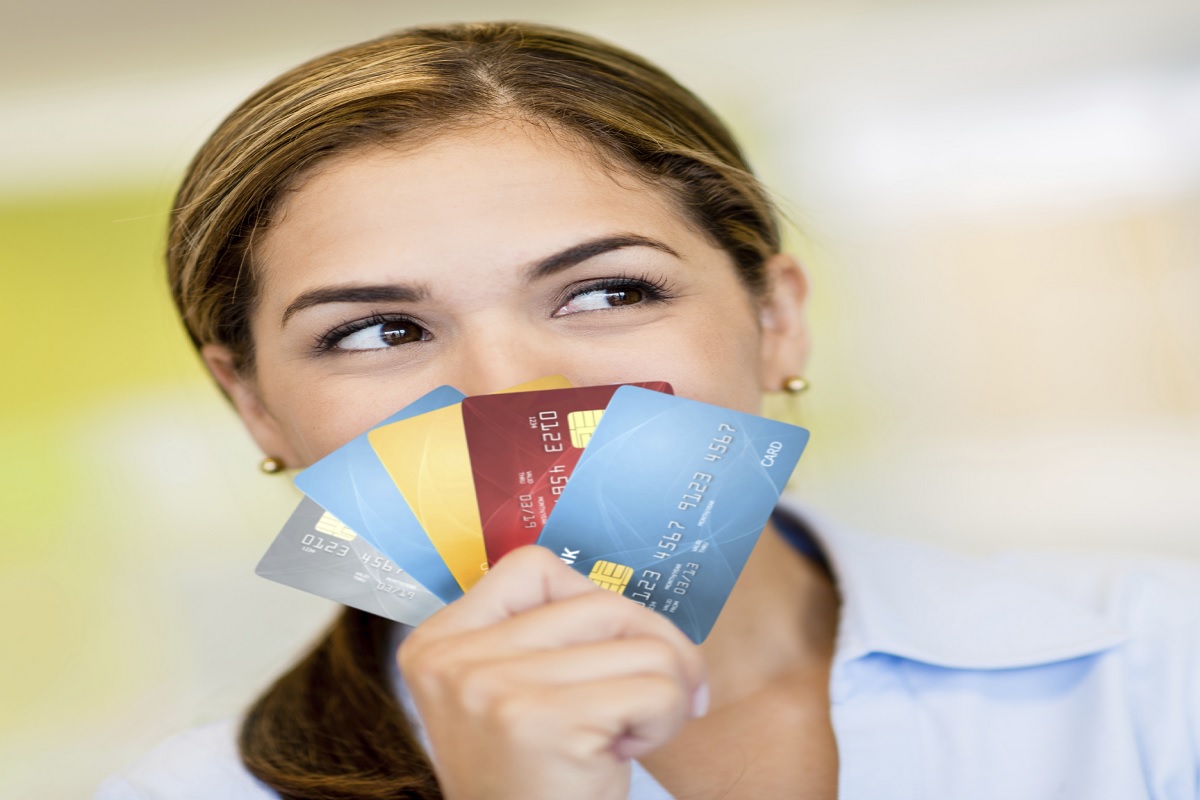 एकापेक्षा जास्त क्रेडिट कार्ड असावेत की नाही?