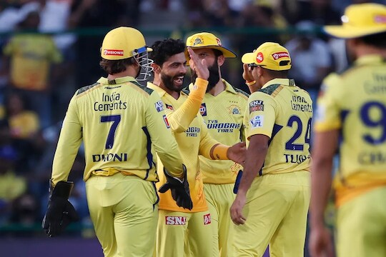 धोनीच्या चेन्नई सुपरकिंग्सची प्लेऑफमध्ये धडक, आयपीएलच्या इतिहासात रचला विक्रम 