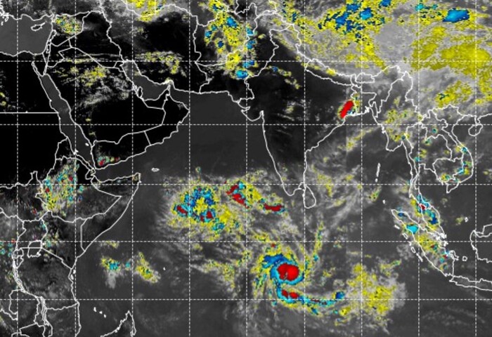  महाराष्ट्रात काही भागांत उष्णतेच्या लाटेचा तडाखा, तर काही भागांत वादळी पावसाचे धुमशान अशी विचित्र स्थिती असतानाच आता  घोंगावू लागले आहे.