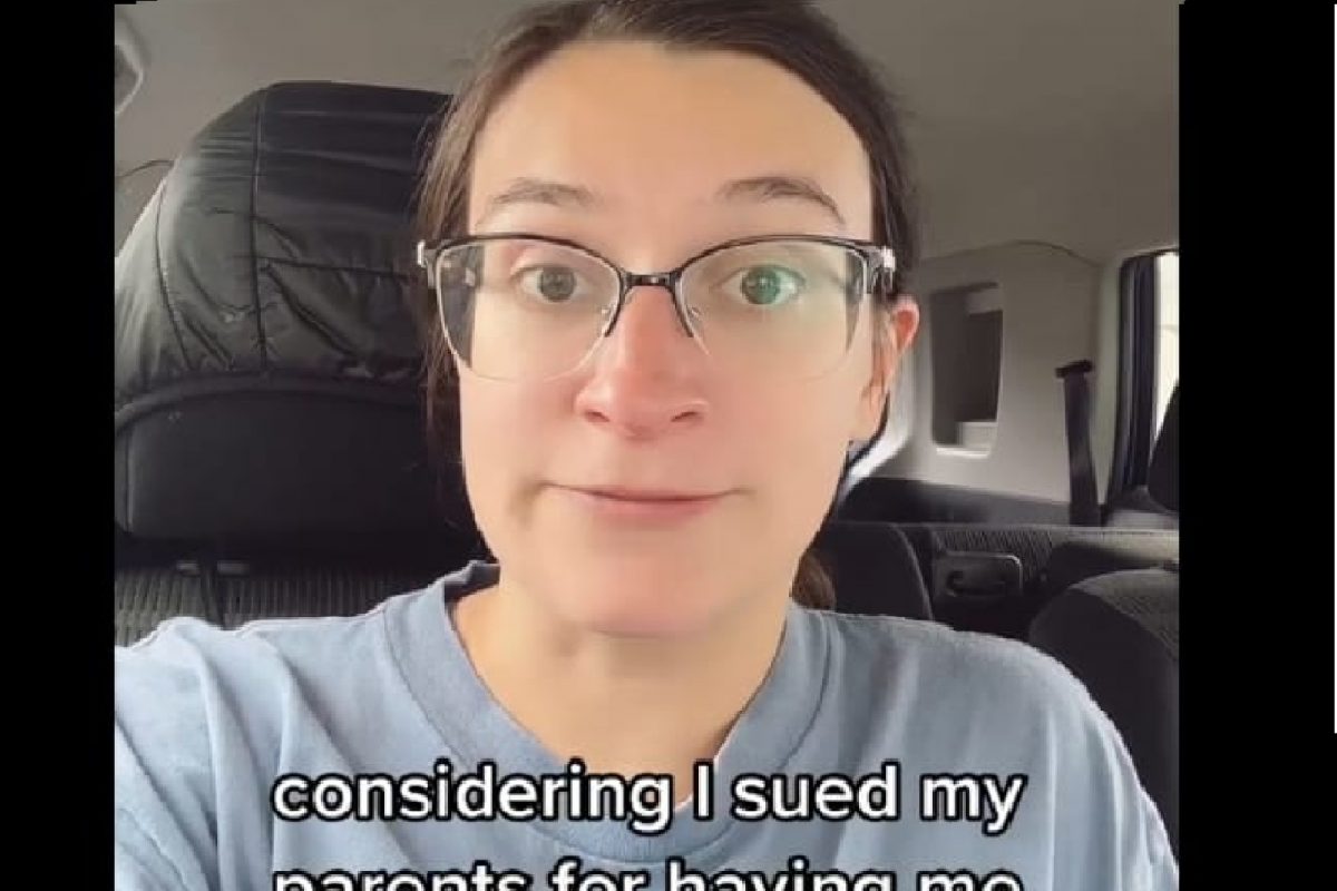 लेकीची आईवडिलांविरोधात केस