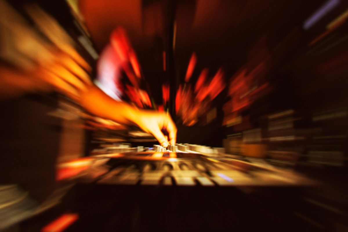 डीजेवर नाचताना जनरेटरमध्ये अडकलं डोकं (प्रतिकात्मक फोटो)