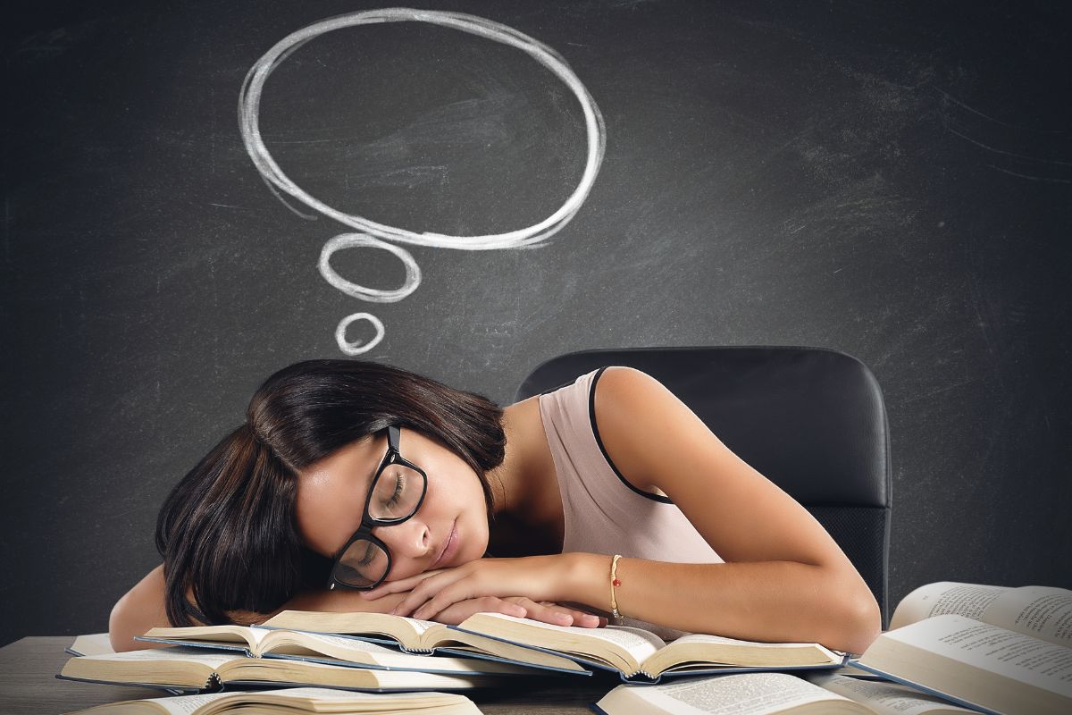 स्वप्नं म्हणजे नक्की काय, ती किती प्रकारची असतात आणि ती का पडतात?