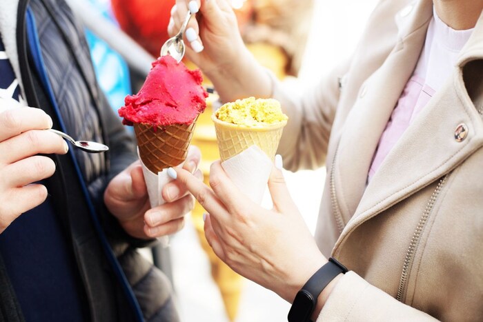 आईस्क्रीम खाल्ल्यानंतर लगेच पाणी पिऊ नये. जर तुम्ही ताबडतोब पाणी प्यायले तर त्यामुळे तुमच्या आरोग्याला खूप नुकसान होते. यासोबतच त्वचेची ऍलर्जी होण्याची शक्यताही वाढते.