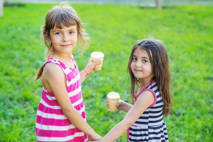 आरोग्य तज्ज्ञांच्या मते, आईस्क्रीम खाल्ल्यानंतर लगेच पाणी पिऊ नये. हे आरोग्यासाठी वाईट सिद्ध होते. आईस्क्रीम नंतर पाणी प्यायल्याने घशाशी संबंधित अनेक समस्या उद्भवू शकतात. 