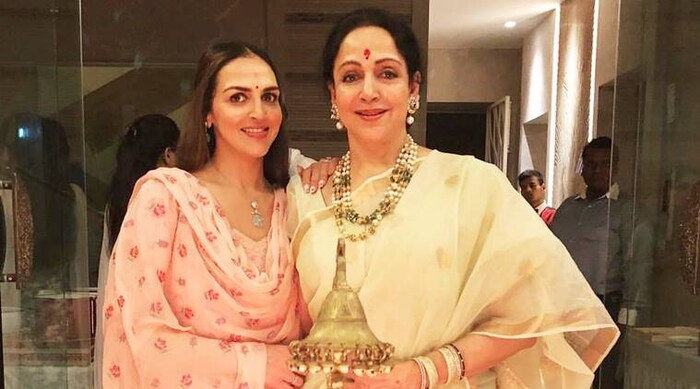 ईशा देओलने हेमा मालिनी यांना बिकिनी घालण्याबाबत विचारले असता, त्या म्हणाल्या, यात विचारण्यासारखे काय आहे. होय, नक्कीच तू बिकिनी घालून सीन शूट करू शकतेस.' एवढंच नाही तर हेमा मालिनी यांनी लेकीला  'खूप चांगले शूट कर, काळजीपूर्वक तो सीन दे.' असा सल्ला देखील दिला होता. 