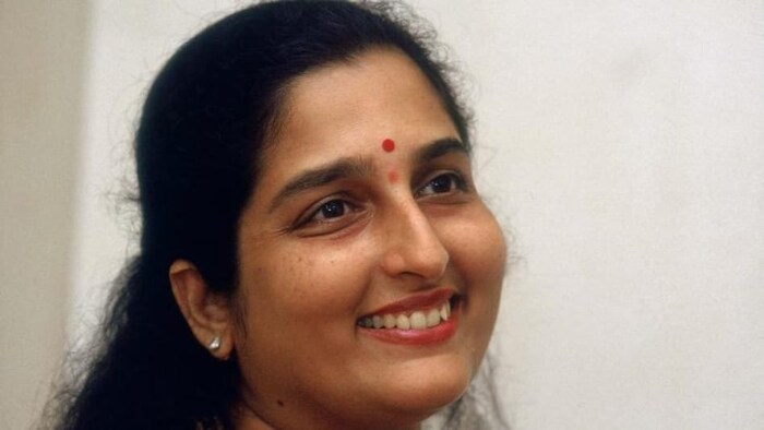  यानंतर त्यांनी 'कालीचरण' आणि 'आपबीती' सारख्या चित्रपटातही गाणी गायली. यानंतर अनुराधाने एकापेक्षा एक गाणी गायली. तेव्हा त्यांची तुलना लता मंगेशकर आणि आशा भोसले या दिग्गज गायिकांसोबत होऊ लागली होती. 