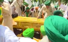 कुस्तीपटूंच्या आंदोलनात शेतकरी आक्रमक, पोलिसांचे बॅरिकेड्स तोडले; Video Viral