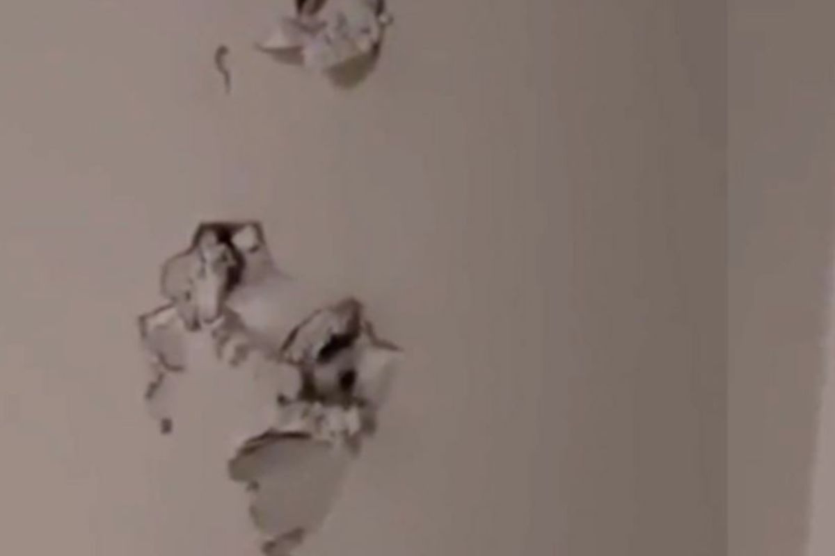 बाथरूमच्या भिंतींतून बाहेर आली माणसाची बोटं