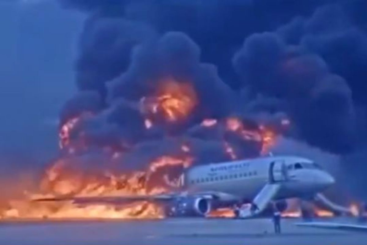 विमानाने घेतला पेट