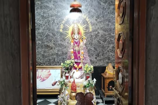 भारतात इथं आहे जगातलं पहिलं गायत्री मंदिर, तब्बल 2400 कोटी हस्तलिखित आहे मंत्र!