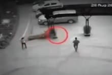 रस्त्यावर चालणाऱ्या व्यक्तीच्या शरीरात घुसला भूत? भयावह दृश्य CCTV कॅमेऱ्यात कैद