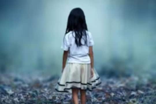 बापाने गळा दाबून लेकीला मारलं