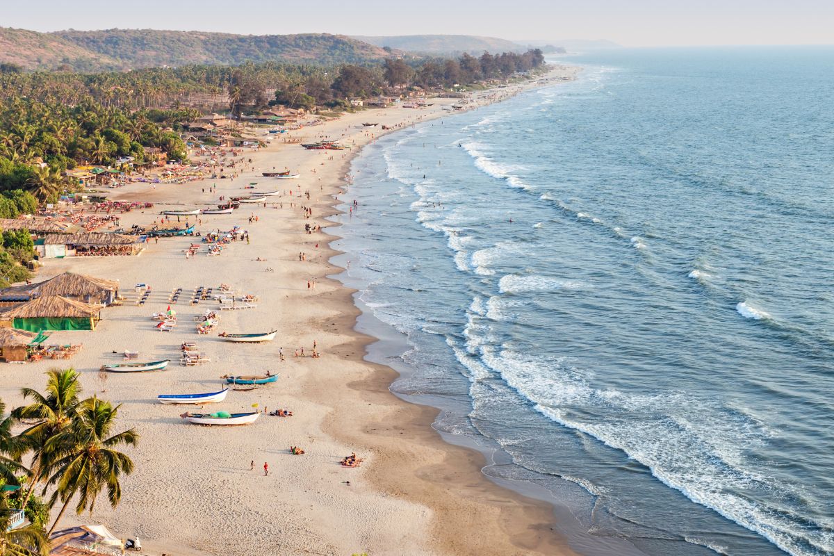 किनारपट्टीवर असलेल्या सुंदर बीचेसमुळे गोवा जगप्रसिद्ध आहे.