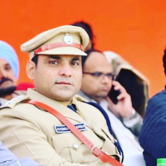 माजी क्रिकेटर जोगिंदर शर्मा क्रिकेटरमधून निवृत्ती घेतल्यानंतर हरियाणा पुलिस मध्ये उपअधीक्षक पदावर कार्यरत आहेत. 