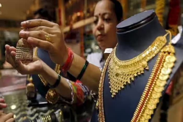 आज मल्टी कमोडिटी एक्सचेंजवर सोने 169 रुपये किंवा 0.28 टक्क्यांनी स्वस्त होत असून सोन्याचा दर 60210 रुपये प्रति 10 ग्रॅम आहे. सोने आज 60203 रुपयांपर्यंत खाली आले होते आणि वरच्या स्तरावर त्याचा रेट  60335 रुपये प्रति 10 ग्रॅम वर आहे. या सोन्याच्या किमती त्याच्या जून फ्युचर्ससाठी आहेत.