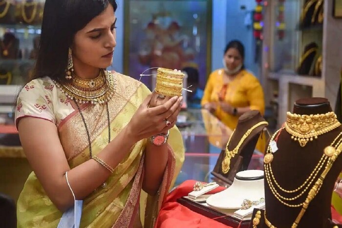 राष्ट्रीय स्तरावर 999 शुद्धतेच्या 24 कॅरेट सोन्याच्या 10 ग्रॅमची किंमत 58,544 रुपये आहे. तर 999 शुद्ध चांदीची किंमत 69095 रुपये आहे.