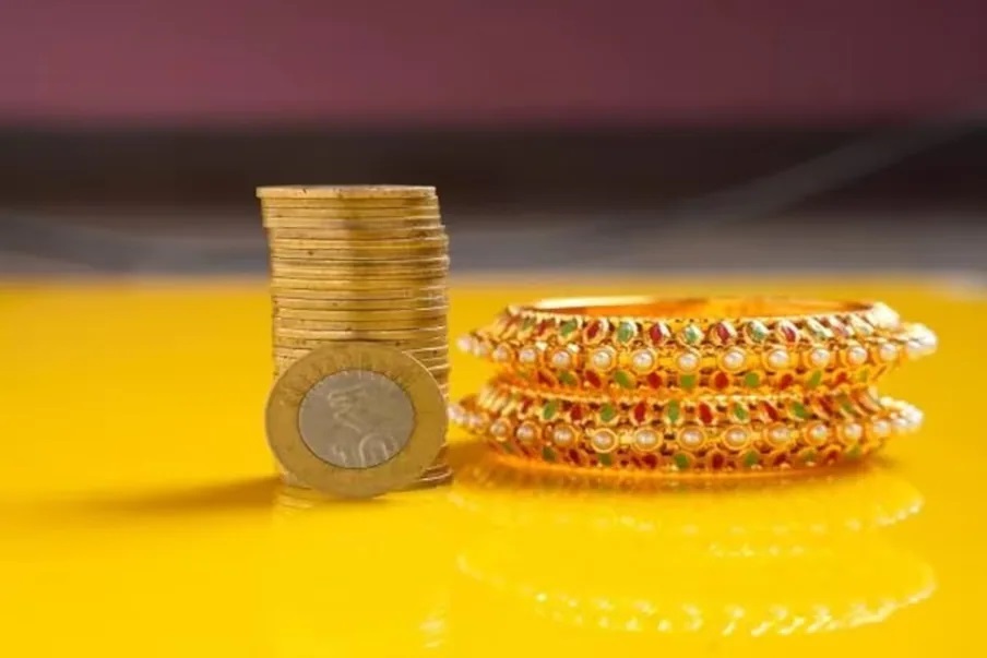 भारतात सण, समारंभ किंवा घरगुती कार्यक्रमांच्या प्रसंगी सोन्याची खरेदी केली जाते. गुंतवणुकीचा उत्तम पर्याय म्हणूनही सोन्याकडं पाहिलं जातं. आंतरराष्ट्रीय बाजारात सोन्याचे भाव रोज बदलतात.