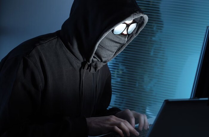 आधारकार्ड हे UIDAI कडून मॅनेज केलं जातं. आधार नंबर जाणून बँक अकाउंट हॅक करणाऱ्या प्रश्नावर यूआयडीएआयने आपल्या ऑफिशियल पोर्टल https://uidai.gov.in/ वर एक सविस्तर माहिती शेअर केली. UIDAI च्या अधिकृत पोर्टलवर उपलब्ध 'आधार मिथ बस्टर्स' नुसार, हा दावा अत्यंत चुकीचा आहे. आधार नंबर कळाल्यावर कोणीही तुमचं बँक अकाउंट हॅक करु शकत नाही. 