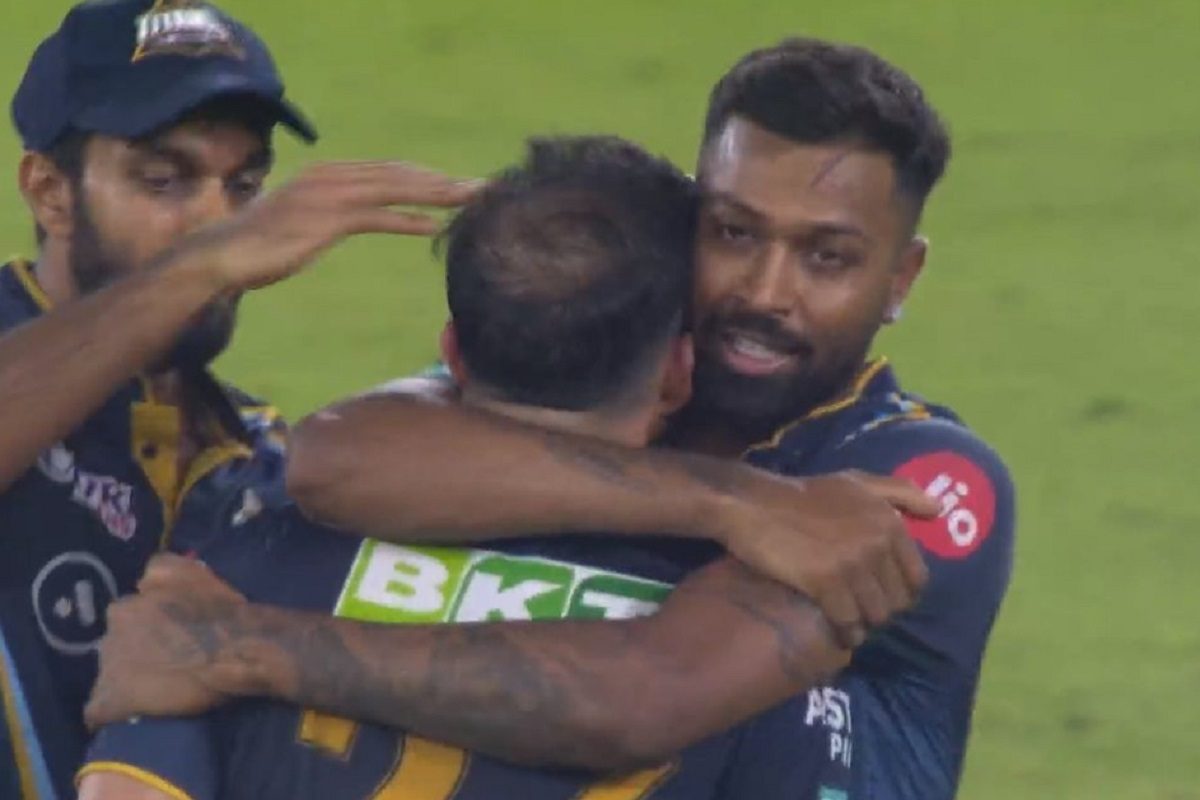 पराभवानंतर बॉलरला कोसळलं रडू, पांड्याने मारली मिठी