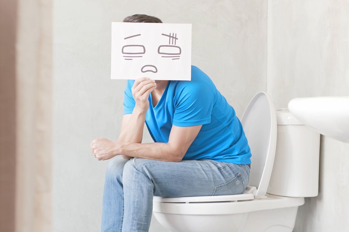 उघडे किंवा रस्त्याच्या कडेचे अन्न खाणे, बैठी जीवनशैली निवडी, औषधे किंवा पूर्व-अस्तित्वात असलेल्या वैद्यकीय परिस्थितीमुळे बद्धकोष्ठतेचा त्रास होऊ शकतो. मात्र जीवनशैलीतील साधे बदल आणि काही सोपे घरगुती उपाय करून बद्धकोष्ठतेपासून आराम मिळतो. 