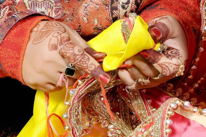 लग्नाच्या वेळी रोख रकमेसोबत लाखो रुपयांचं सामानही हुंडा म्हणून देण्यात आलं होतं. असं असूनही तिच्या पतीने हनिमून साजरं केलं नाही. याबाबत विचारलं असता पतीने सांगितलं की, सध्या मित्र-मैत्रीण म्हणून राहू. 