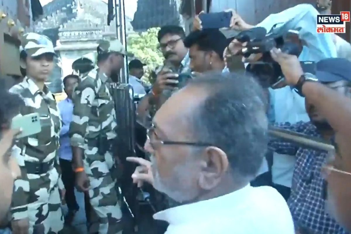 हुसेन दलवाई त्र्यंबकेश्वर मंदिराच्या प्रवेशद्वारावर