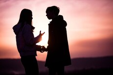 Tinder वरच्या Boyfriend ने भेटायला येण्याचे सांगत केला विश्वासघात, सत्य समोर....