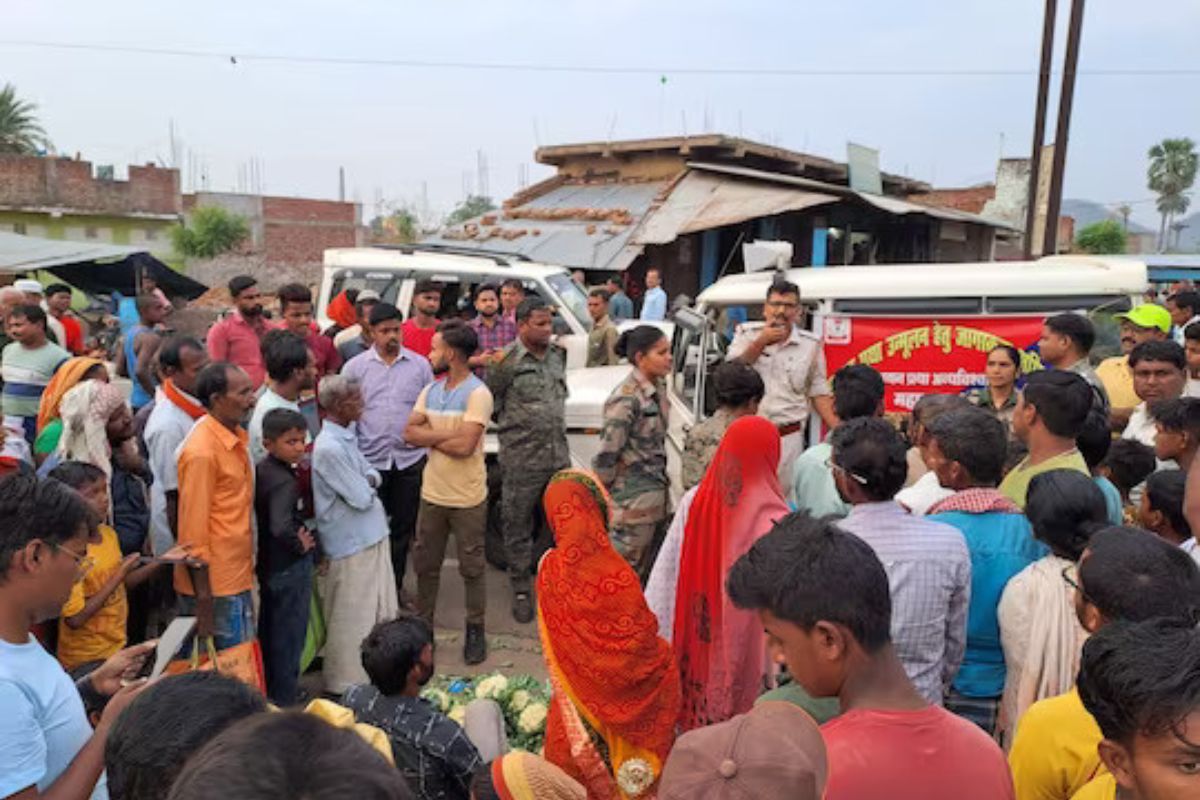 याबाबत माहिती देताना पोलीस कर्मचारी