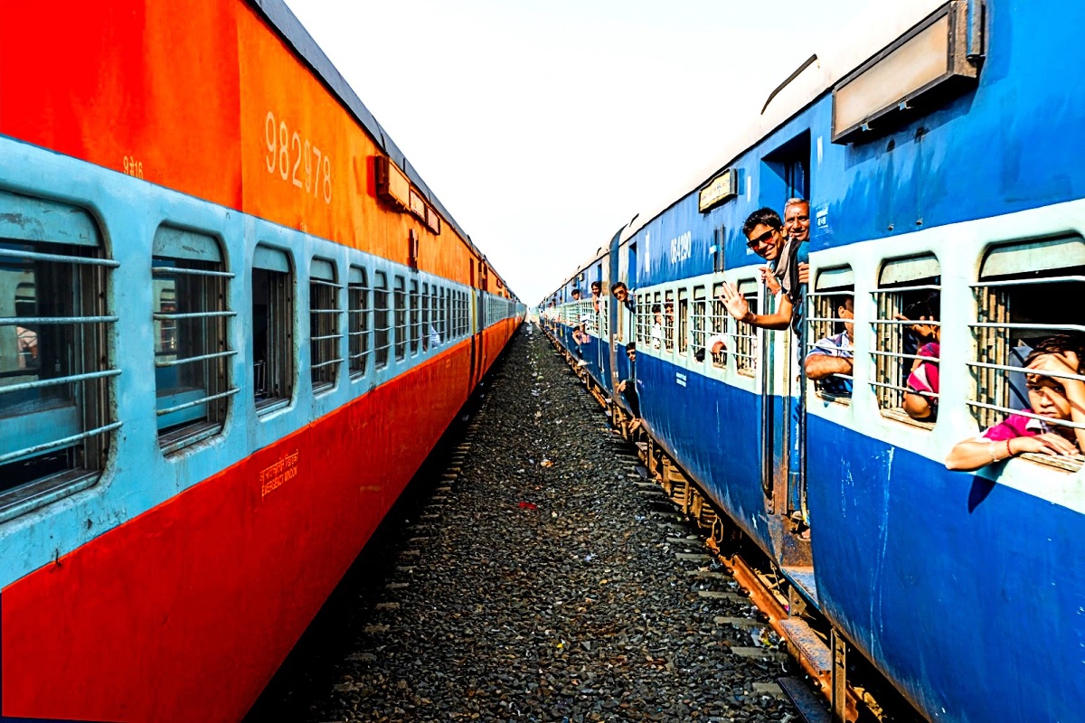 रेल्वेचा डबा लाल आणि निळ्या रंगाचा का असतो?