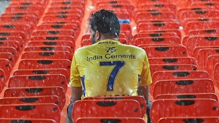 एका ट्विटर युजरने काही फोटो आणि व्हिडीओ शेअर केले आहेत. यात चेन्नई सुपर किंग्जची जर्सी घातलेले चाहते स्टेशनवर झोपले असल्याचं दिसतंय.