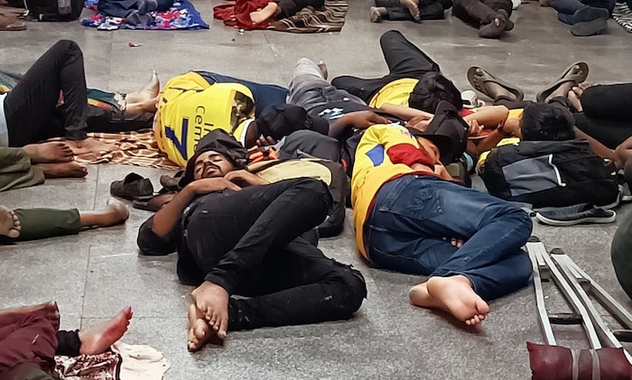 एका ट्विटर युजरने काही फोटो आणि व्हिडीओ शेअर केले आहेत. यात चेन्नई सुपर किंग्जची जर्सी घातलेले चाहते स्टेशनवर झोपले असल्याचं दिसतंय.