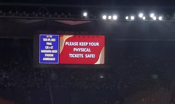 आयपीएलने पहिल्या दिवशीची तिकिटे राखीव दिवशी वैध असणार असल्याचं सांगितलं आहे. पण सामना होऊ न शकल्यानं चाहत्यांना बराच त्रास सहन करावा लागला.