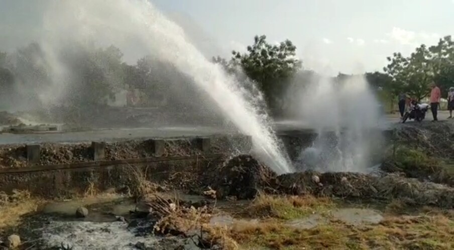 शहरातील सर्व्हे क्रमांक 488 येथे सध्या मोठ्या प्रमाणात जलसंधारणाची कामे सुरू आहेत. त्यासाठी जेसीबी आणि पोकलेनद्वारे अनेक ठिकाणी ओढ्यांचे आणि छोट्या नाल्यांचे खोलीकरण केले जात आहे.