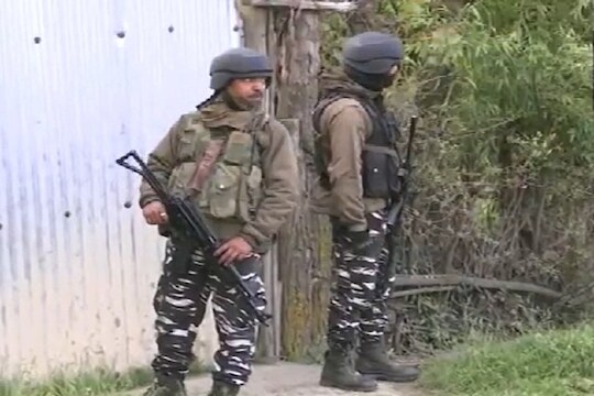 सुरक्षा दलाचे जवान आणि दहशतवाद्यांमध्ये चकमक