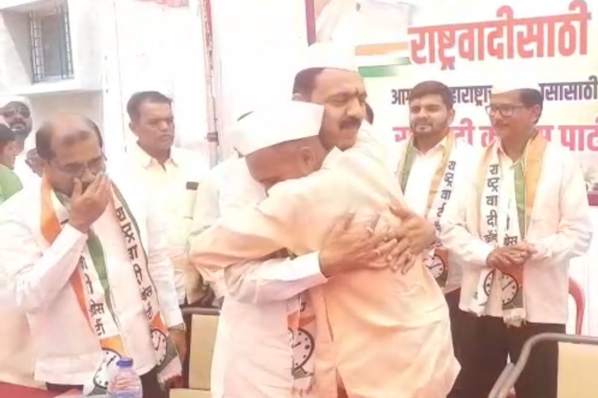 राष्ट्रवादी काँग्रेसच्या कार्यकर्त्याला अश्रू अनावर